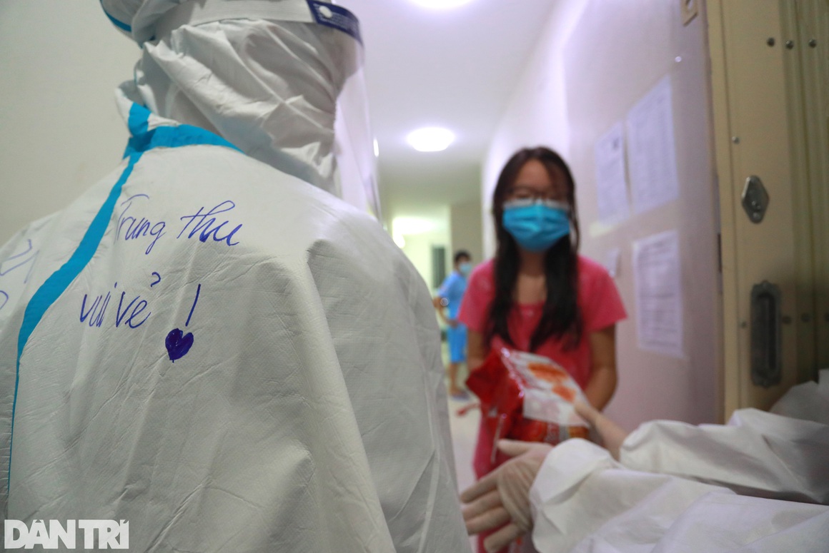 Trung thu đặc biệt cho trẻ em mắc Covid-19 tại Bệnh viện dã chiến ở TPHCM