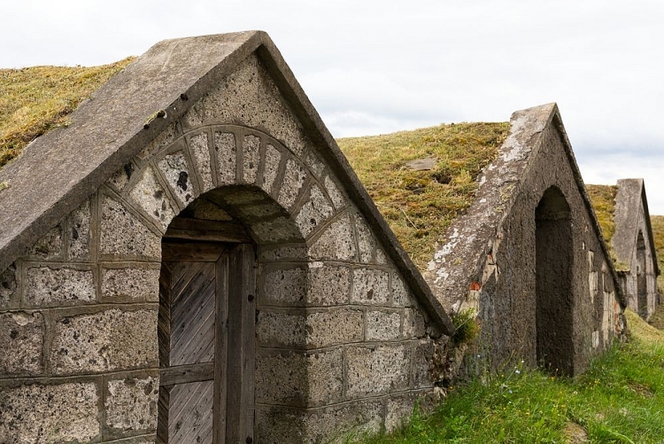 Ngắm nhìn những khu hầm rượu vang bị nhầm với nhà của người lùn hobbit