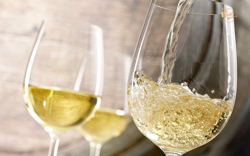Rượu vang trắng được làm từ có quả nho tách vỏ và có màu sắc nhạt