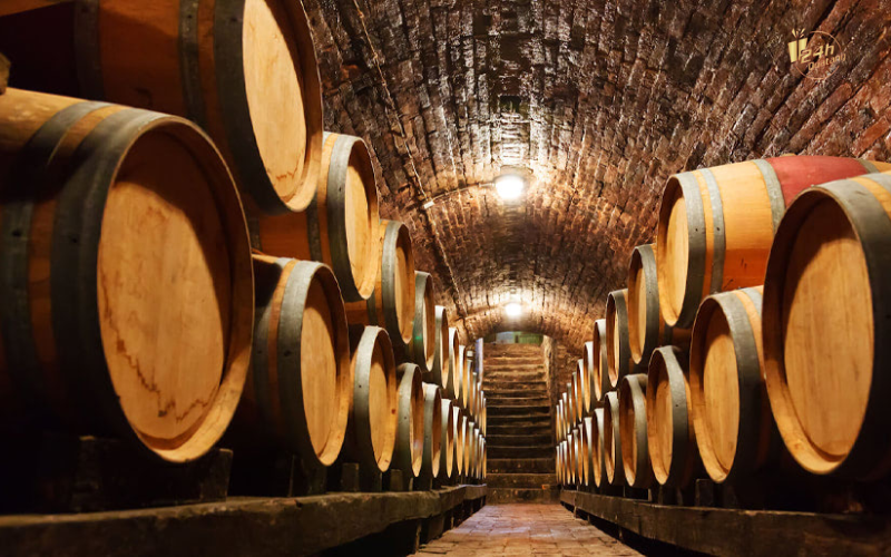 Rượu vang thường được ủ trong các thùng gỗ sồi