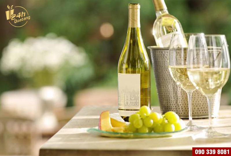Rượu vang trắng đậm đà sẽ rơi vào 3-5 ngày trong tủ lạnh với nút bần.
